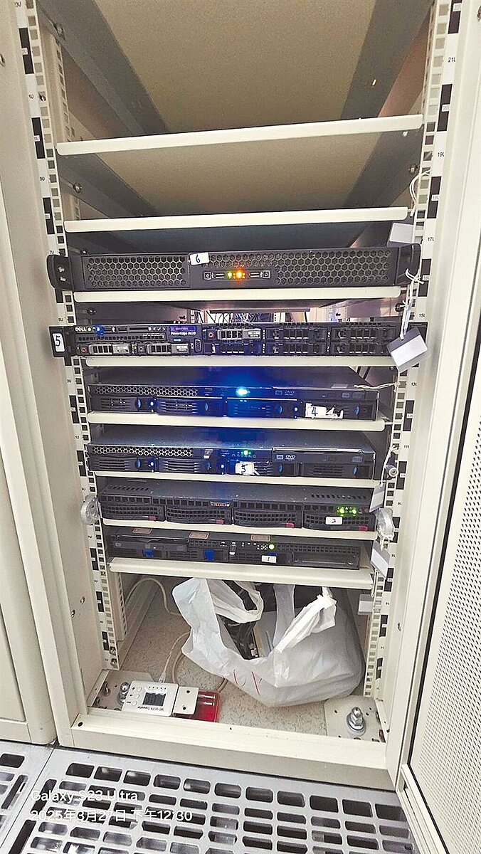 知名遊戲「天堂」遭非法重製,警方查獲6台私人非法遊戲伺服器主機等證物。圖/讀者提供