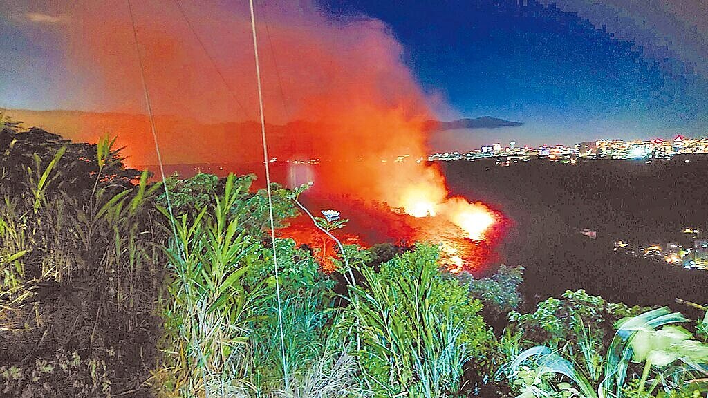 20歲謝姓男子14日在新北市與桃園市交界的大同山,疑似為了拍攝日落照,爬上高壓電塔,卻因觸電重摔倒地瞬間引發大火。圖/新北市消防局提供