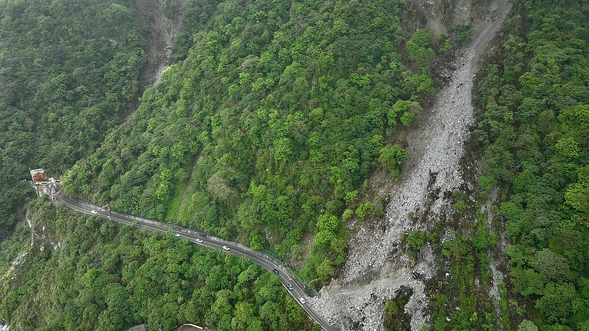 蘇花公路近年因颱風、豪雨、地震多次中斷，花蓮人期盼一條安全回家的路，對於蘇花安終於核定，非常開心。圖／聯合報資料照片
