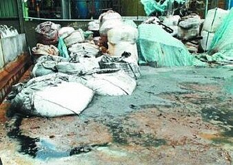 中華化工違法將汙泥太空包露天儲放,部分已嚴重破損,隨著雨水恐已汙染鄰近水溝。(環保局提供)