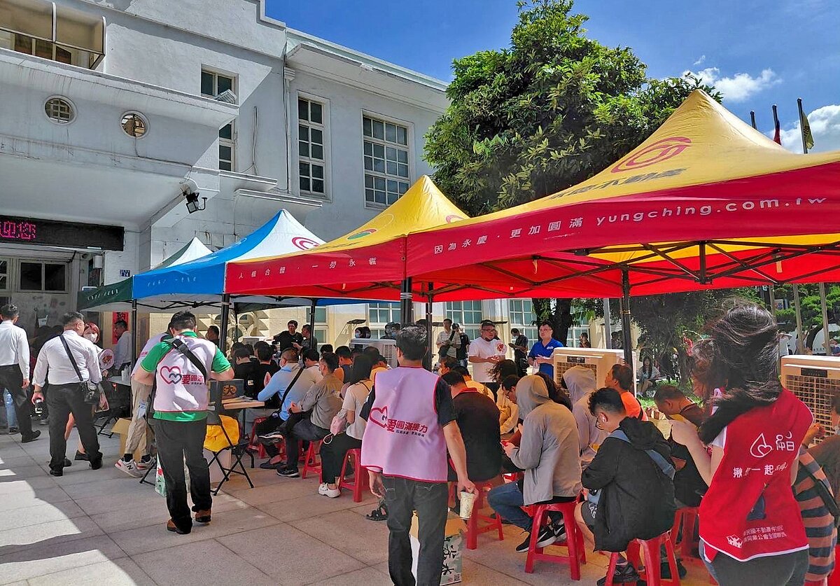 上百位民眾耐心排隊、等待捐血,永慶集團搭設的帳篷,成功為民眾遮蔽炎熱太陽。圖/永慶房產集團提供