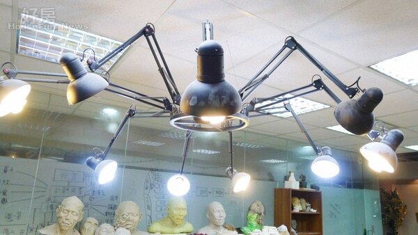 
7．雕塑區天花板上的蜘蛛燈要價一萬多元。 
