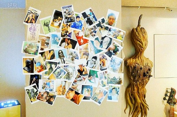 3.大門入口的照片牆,旁邊是骨骸衣架。