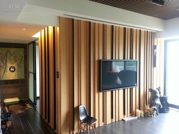 
2.木作電視牆是主視覺，顏色與地板、天花板相呼應。