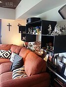 3.沙發後的鐵件層架是特別設計的，也具擋樑煞的作用。