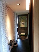 5.走道也很有個性，牆上還有著他的畫像。