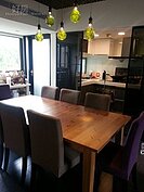 6.ㄇ字型廚房外就是餐廳，木桌可坐八個人。
