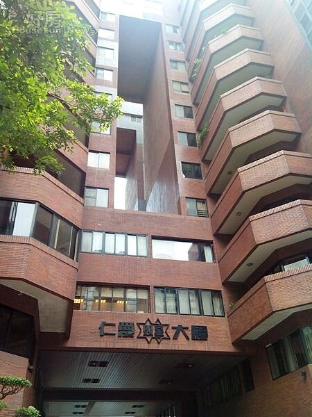 2建材高雅的「仁愛雙星」,屋齡雖然超過30年,外觀還是相當新穎。