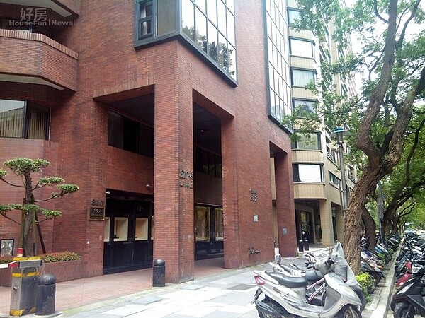 3一樓出租給時尚名店,騎樓擺放機車也非常整齊。