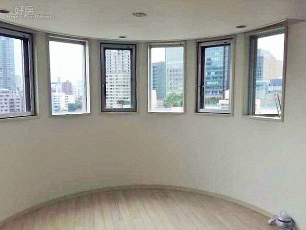 2.圓弧型的客廳,窗外可直拉看到整個赤坂市。