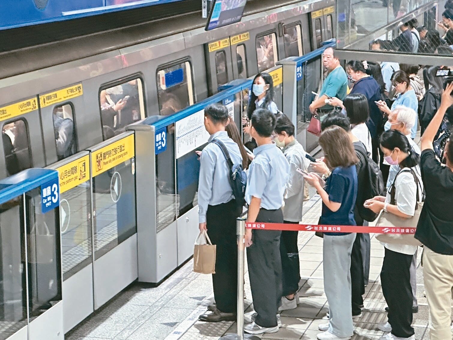 板南線加班車改從江子翠站出發，卻導致新埔站、板橋站塞到爆。記者葉德正／攝影 