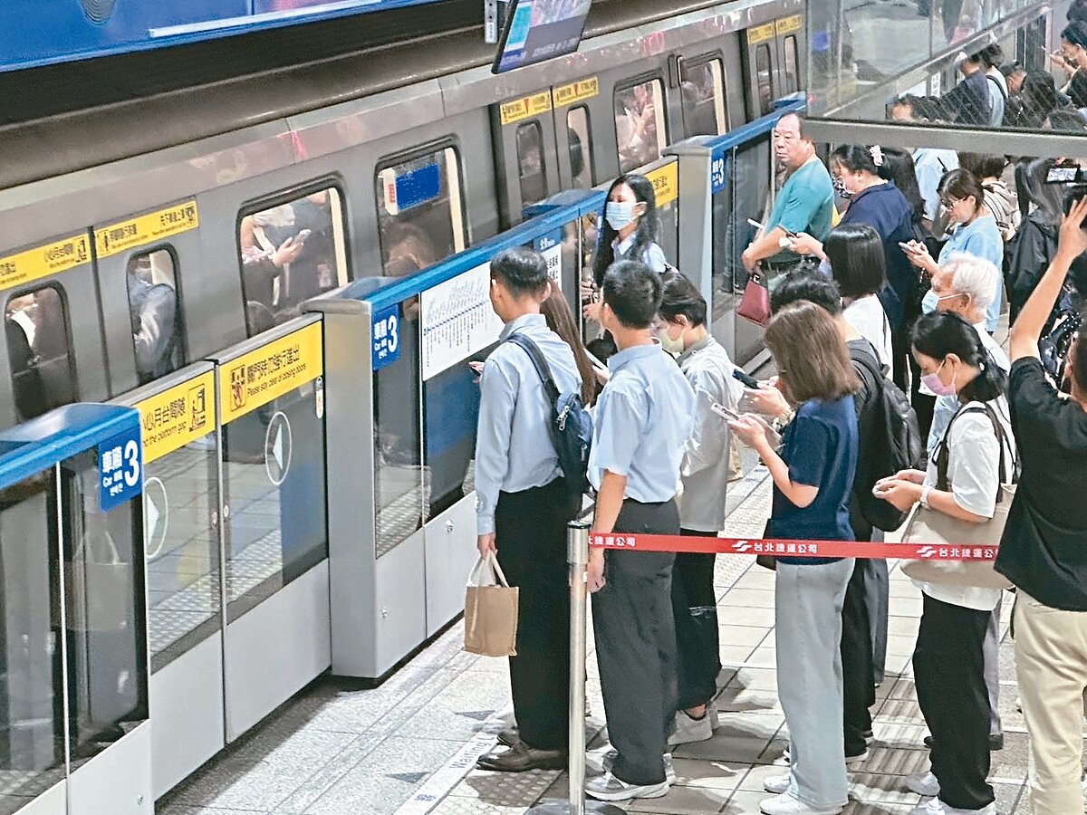 板南線加班車改從江子翠站出發,卻導致新埔站、板橋站塞到爆。記者葉德正/攝影