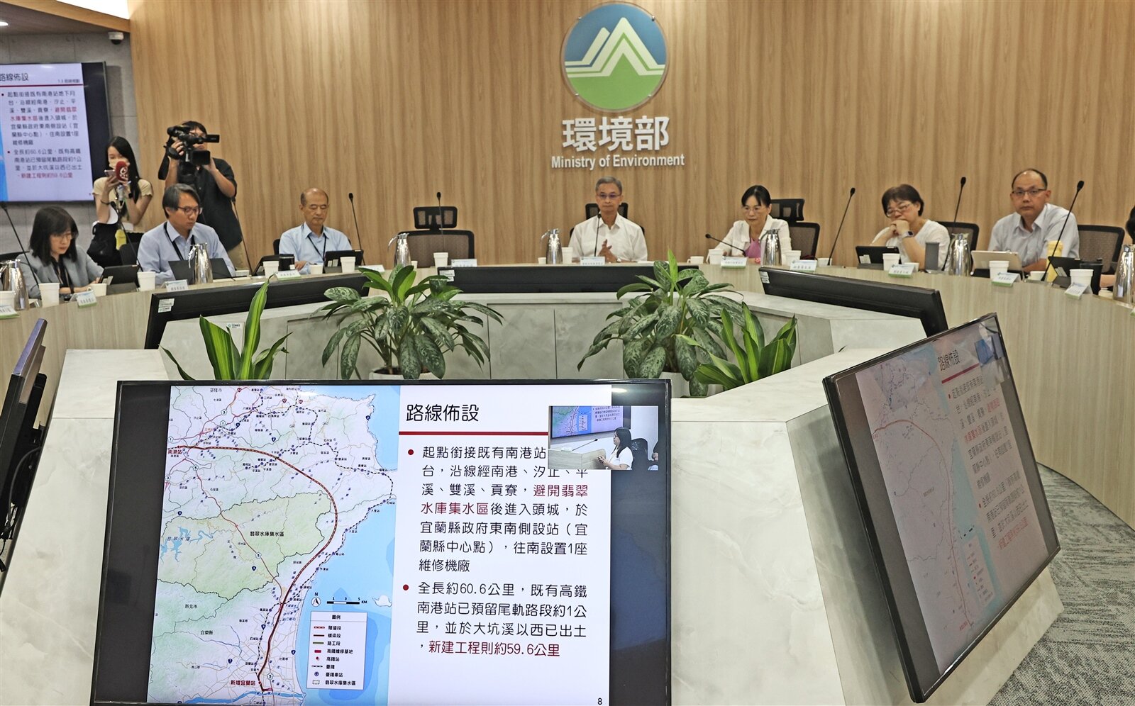 環境部昨召開環評大會審查高鐵延伸宜蘭案，前後歷時五個小時討論，最後成功闖關。記者杜建重／攝影 