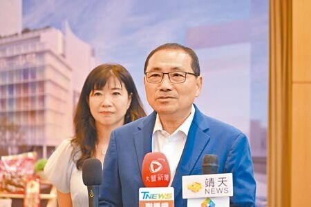 新北市長侯友宜(右)說,自2019年起持續投入近70億元翻新市場。(柯毓庭攝)
