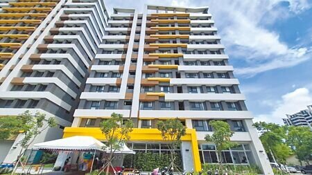 台南市首棟落成的社會住宅共有75戶,20日有30戶率先入住體驗。(程炳璋攝)