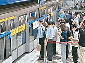 板南線尖峰塞爆　北捷拆車廂座椅因應