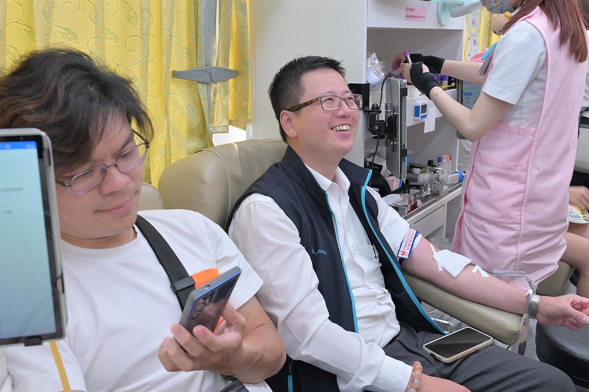 有巢氏房屋中區經管會榮譽會長吳朝將(中)捲起袖子、捐出熱血。圖/永慶房產集團提供