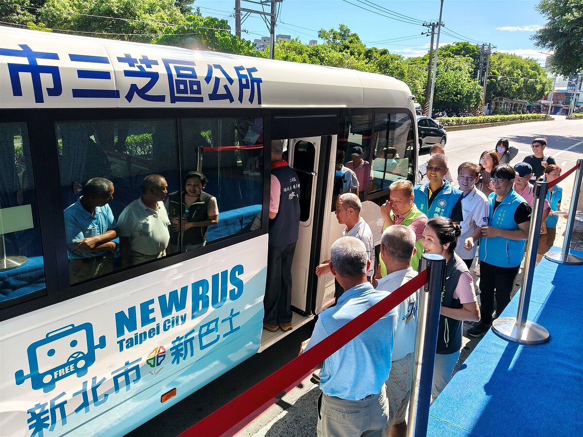 三芝區新社區巴士正式啟航，貴賓們率先試乘。圖／新北市政府提供