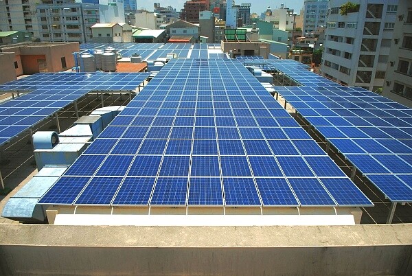 台南推動「陽光公舍」計畫,將出租公有房舍屋頂或頂樓陽台給設備業者建置太陽光電系統(翻攝自台南市政府網站)