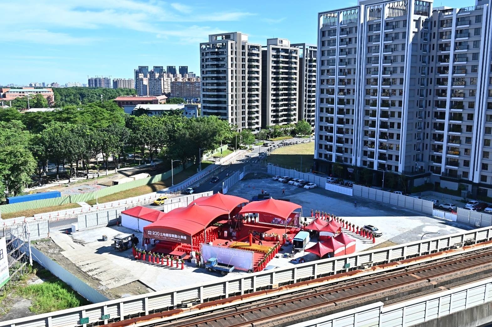 高市府為規劃高雄捷運R20後勁站聯開案,將蓋2棟複合機能大樓,1棟為24層集合住宅,另一棟則作為楠梓第2行政中心和科技青年宅,總投資金額達43億元。記者劉學聖/攝影