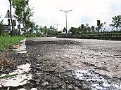 人孔蓋一路凸　騎士騎得心膽戰