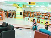孩子們　西港圖書館變大了