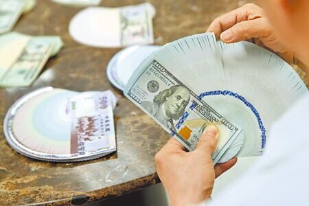 匯市上演郭智輝的金句行情,在台股回神下逆勢大貶,盤中一度狂貶逾2角,摜破30.5元重要心理關卡。(本報資料照片)