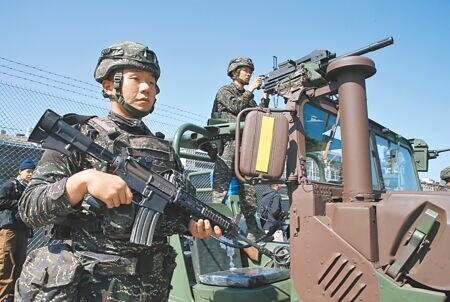 
115年度中央政府總預算，國防預算編列總額高達9495億元，占GDP的3.32％，創下歷年新高。圖為衛戍第二戰鬥隊展示戰備情形。（本報資料照片）
