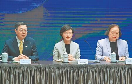 行政院會21日通過115年度中央政府總預算案,行政院長卓榮泰(左)、副院長鄭麗君(中)、主計長陳淑姿(右)出席院會後記者會說明。(陳君瑋攝)