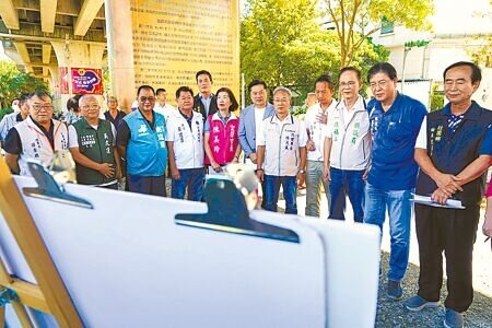 高鐵延伸宜蘭案通過環評,縣府21日在宜蘭市和平路鐵路橋下說明特定區規畫進度。(李忠一攝)