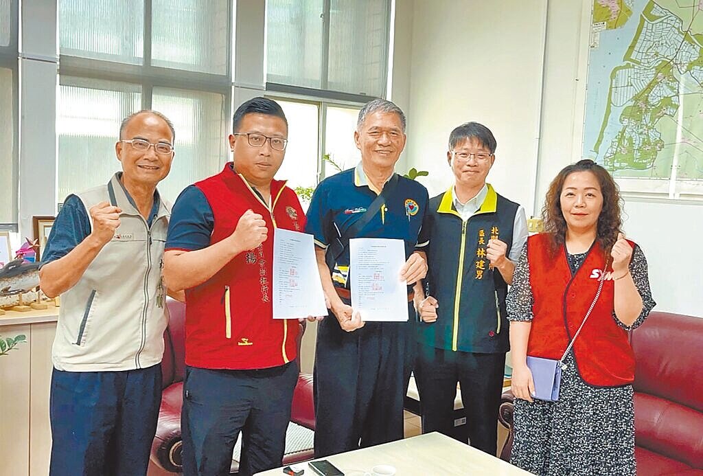 親慈慈善會與廠商簽訂修繕契約，由北門區長林建男（右二）見證，攜手改善弱勢家庭居住環境。圖／北門區公所提供