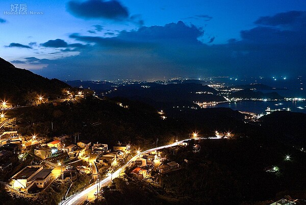 九份夜景山海相連,是十分適合喜歡休閒的人可以購買的景觀宅。(好房記者張聖奕/攝影)