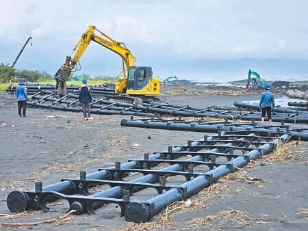 丹娜絲颱風造成全台約13萬5000片太陽能光電板受損,目前僅4萬片送交處理機構完成去化。圖為旭東公司出動重型機具清除海上光電抗浪測試站浮台。(本報資料照片)