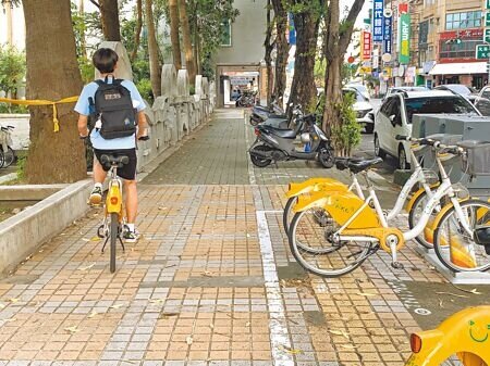 台南市公共自行車YouBike2.0系統上路逾2年,使用人次將達到1千萬,許多年輕人與遊客都習慣騎乘代步。(郭良傑攝)