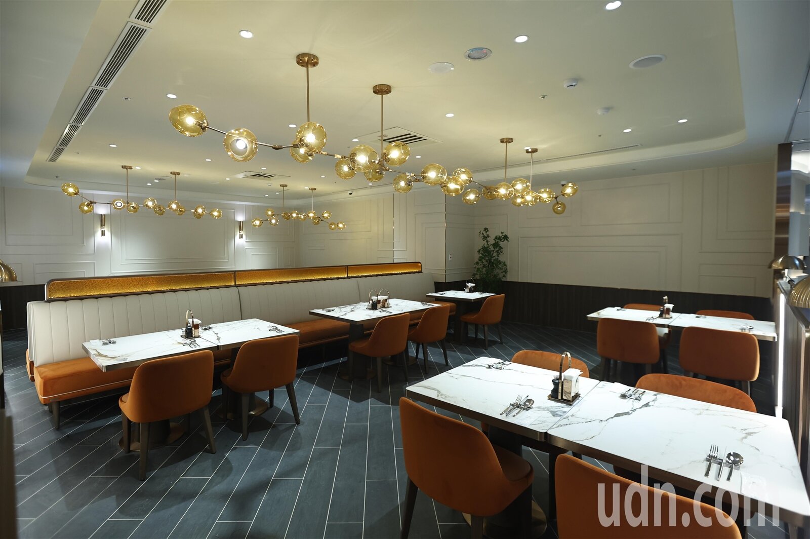 漢來美食旗下的「島語 ISLAND」正式南下展店,首間分店今天在高雄漢神百貨8樓開幕,網路討論度超高,目前訂位已排到10月,展現強大吸客力。記者劉學聖/攝影