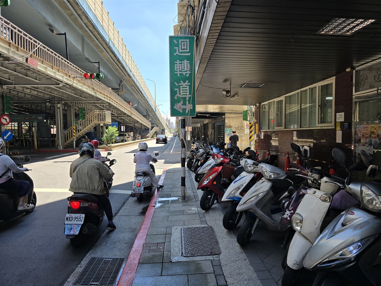 和平西路三段400號的人行道狹窄,時不時也有燈桿等障礙物。記者邱書昱/攝影