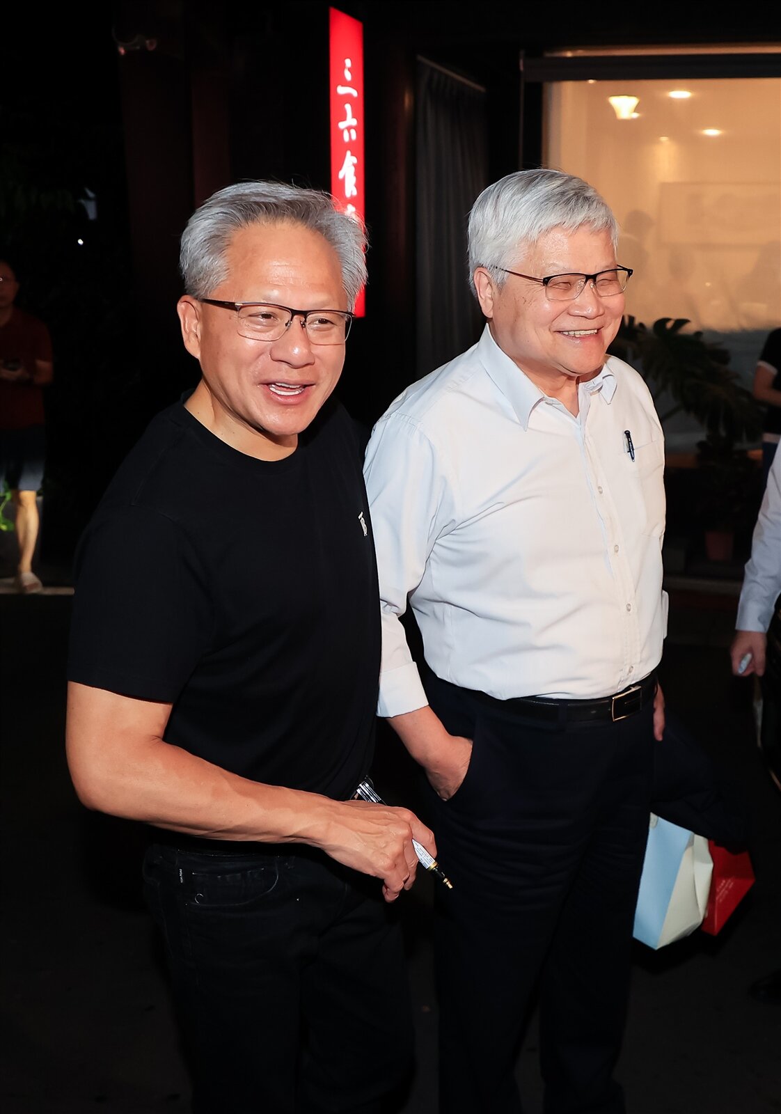 輝達執行長黃仁勳(左)昨天快閃來台,晚上與台積電董事長魏哲家(右)等人在三六食府共進晚餐。記者余承翰/攝影