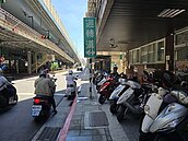 行人悲歌...華江橋旁人行道只有90公分　娃娃車、輪椅族都過不了