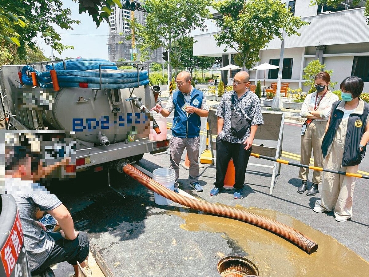 台中地檢署執行「黑水專案」,抓到環保業者非法偷排大量水肥、油汙。圖/保七總隊第三大隊中區中隊提供