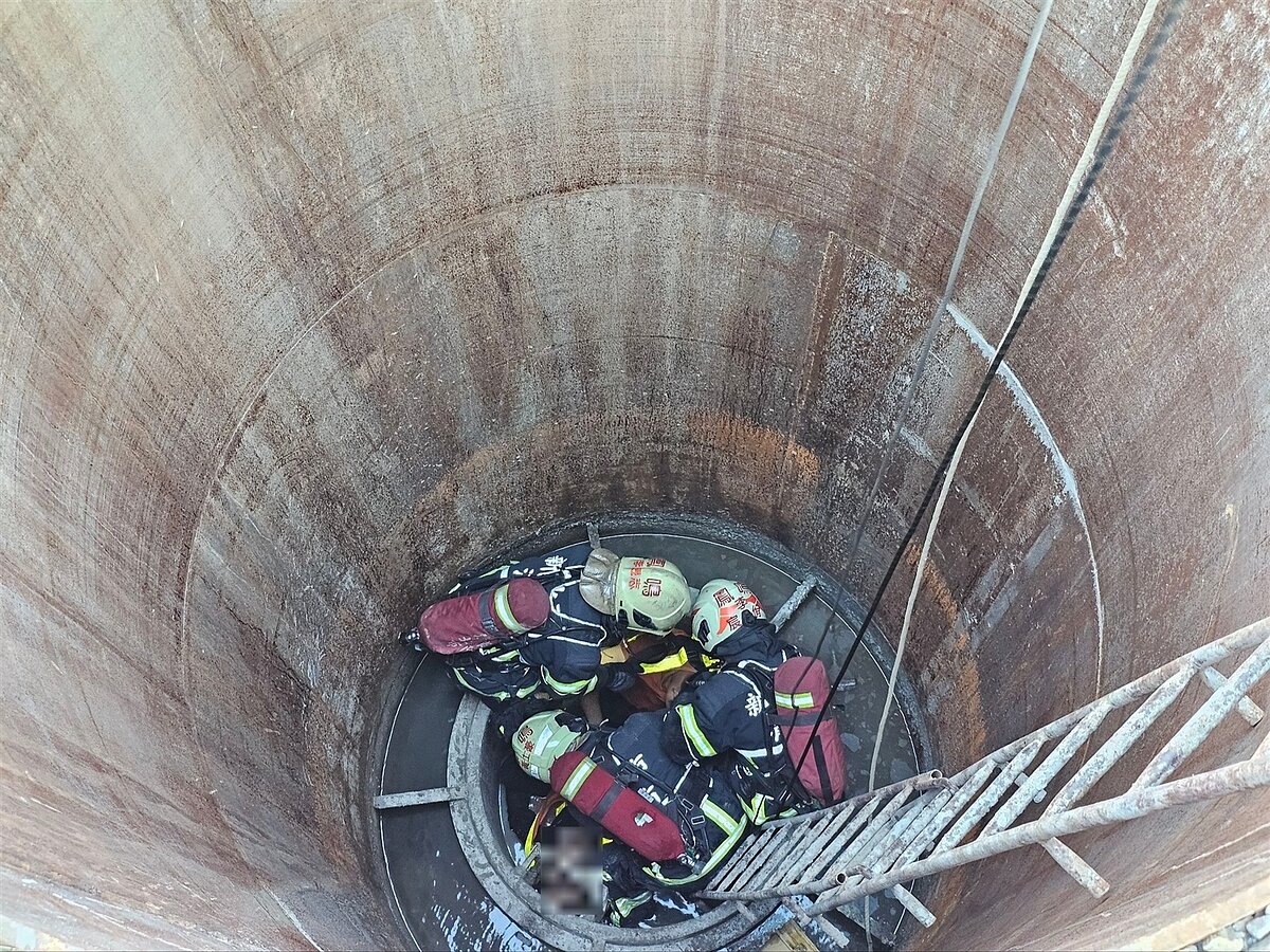 新北市鶯歌區22日下午發生一起下水道施工工安事故，龍一路、鳳三路交叉口進行汙水管線檢修時，兩名越南籍移工先後進入工作井內不適昏倒，一死一傷。記者張策／翻攝