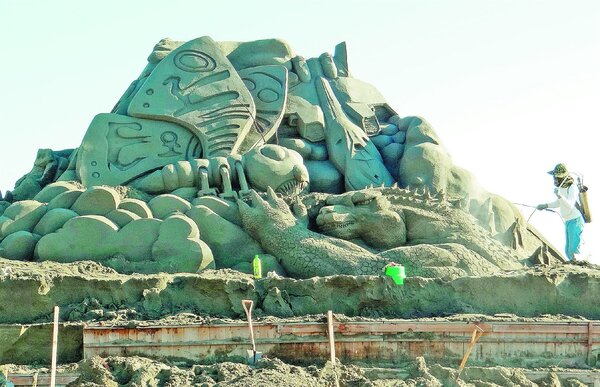 馬沙溝怪獸大戰沙雕使用4百公噸細沙製作，明天亮相。 記者周宗禎／攝影