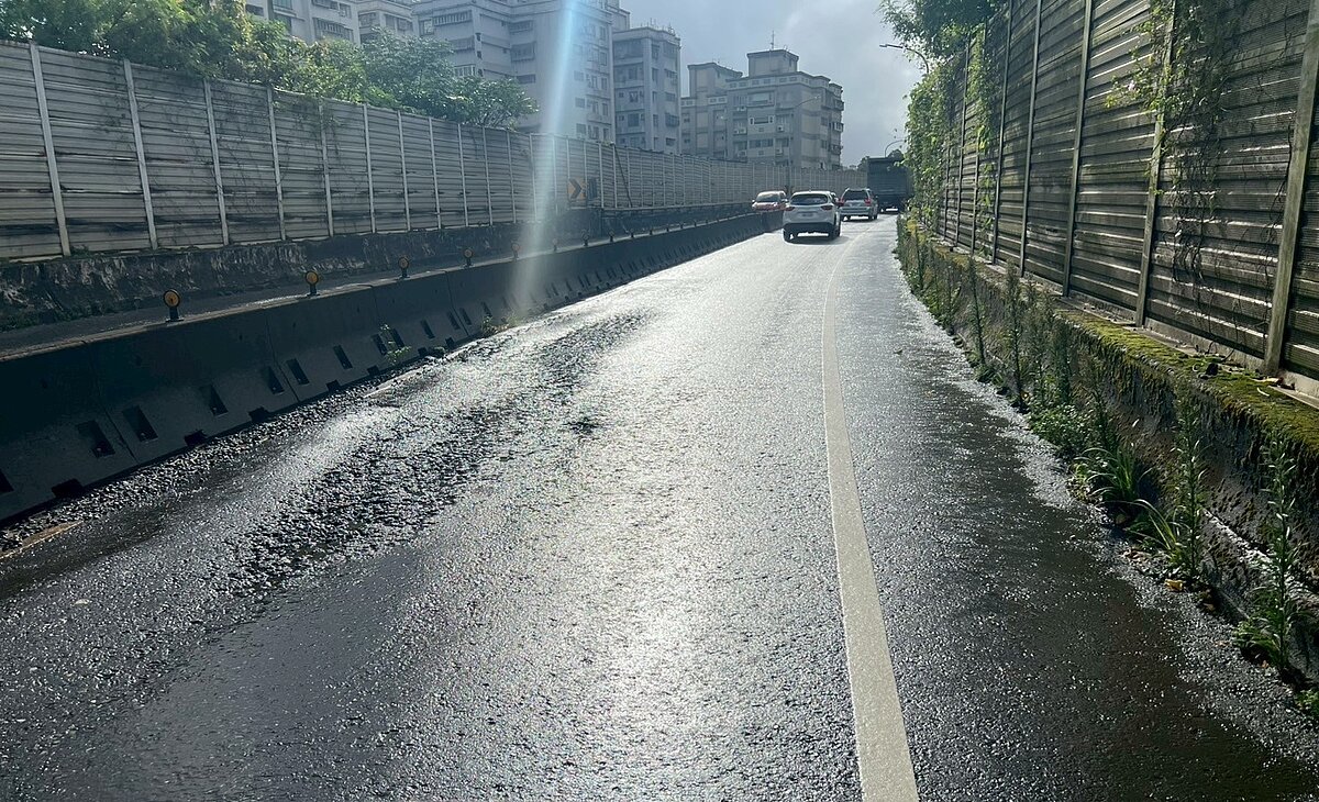 養工處8月26日晚上10時至翌日清晨6時辦理道路銑鋪工程，封閉汐止交流道銜接汐止貨櫃車聯絡道往五堵方向汽車道，提醒用路人行經工區注意安全。圖／新北養工處提供