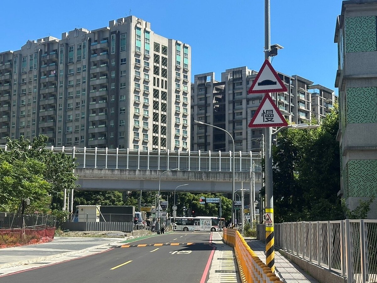 守護學童!新北三峽北大國小周邊交通做了「這些事」 北大國小國成街已增設減速丘與太陽能警示標誌。圖/新北交通局提供