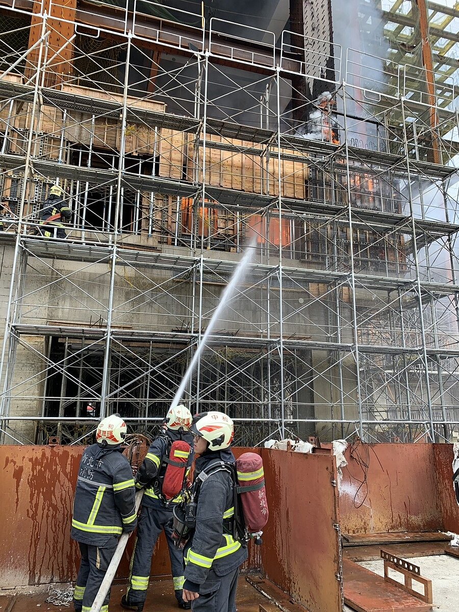 新北市中和區錦和路一處大型建築工地上午11時許傳出火警，冒出大量濃煙，新北市消防局出動9分隊20輛消防車及42人前往搶救，工人已早一步撤離無人受傷。記者王長鼎／翻攝