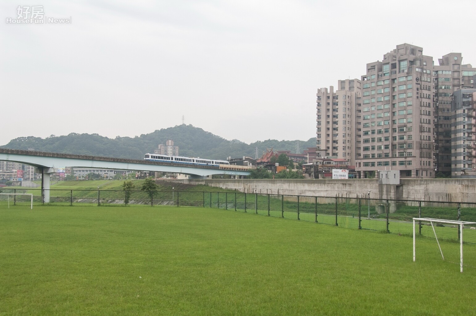 位於文山區動物園對面景美溪畔的水岸宅,擁一大片綠地與河岸美景,是許多人想要入手居住的宅邸。(好房記者張聖奕/攝影)