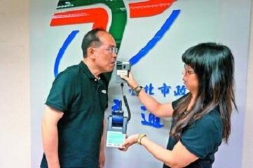 北市停管處於三處地下停車場試辦設置酒測器,讓民眾可先了解酒精濃度。
記者高詩琴/攝影