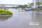 午後雨強襲　交流道變池塘
