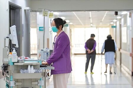 大專院校護理科系學生進入醫院服務人數,自102年度5804人,降至112年度5464人,減少340人。示意圖為醫院內部。(本報資料照片)