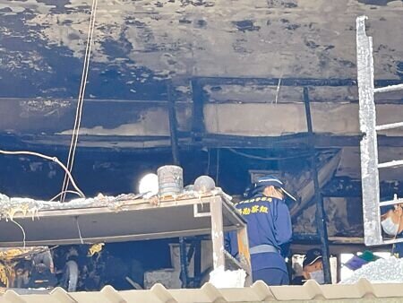 高雄市林園區發生大樓火警釀3死,檢警與消防局鑑識人員,18日上午前往火場採證勘查。(丁治綱攝)