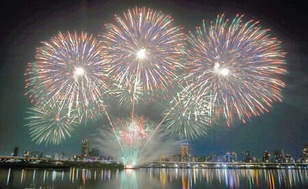 大稻埕夏日節13日煙火施放因楊柳颱風來襲取消,台北市觀傳局長余祥18日預告,20日晚間8時300秒煙火秀強勢回歸,並一併施放13日煙火,打造全新主題「金埕水漾」。(本報資料照片)